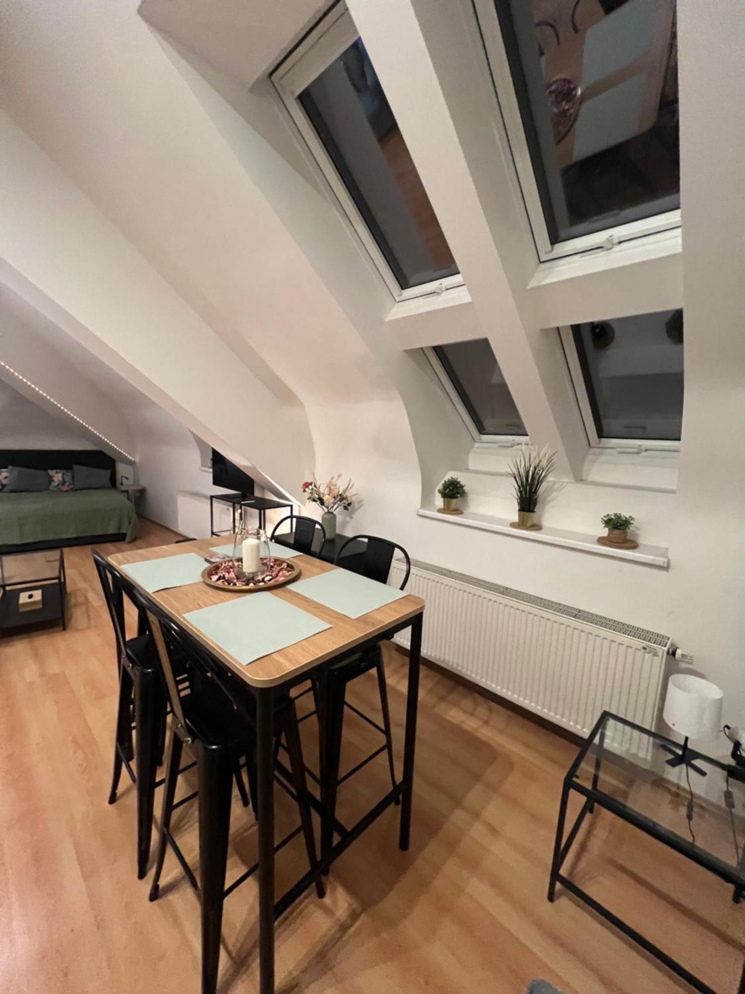 Apartment Central, Cozy & Stylish With Views *