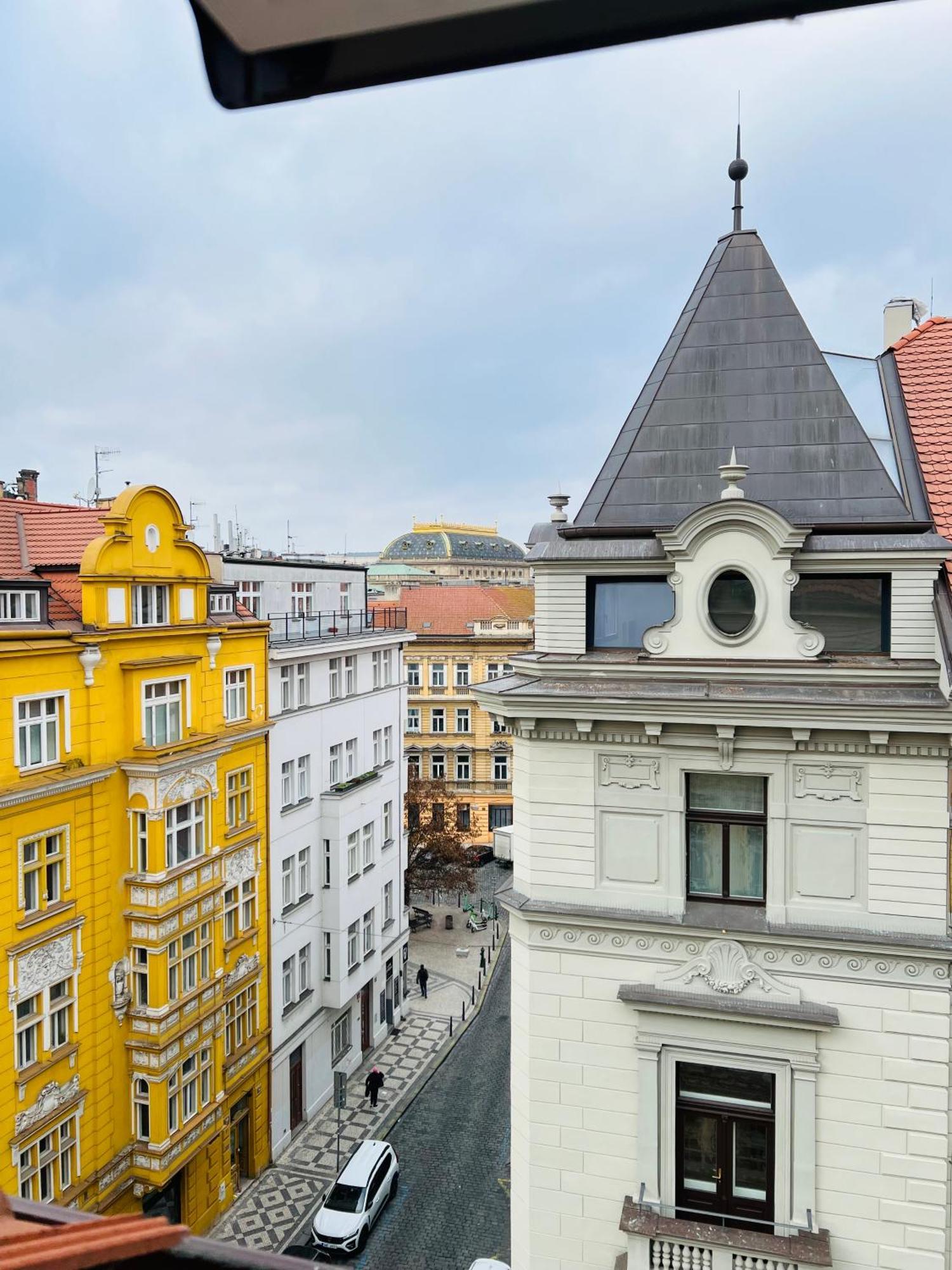 Apartment Central, Cozy & Stylish With Views Prag