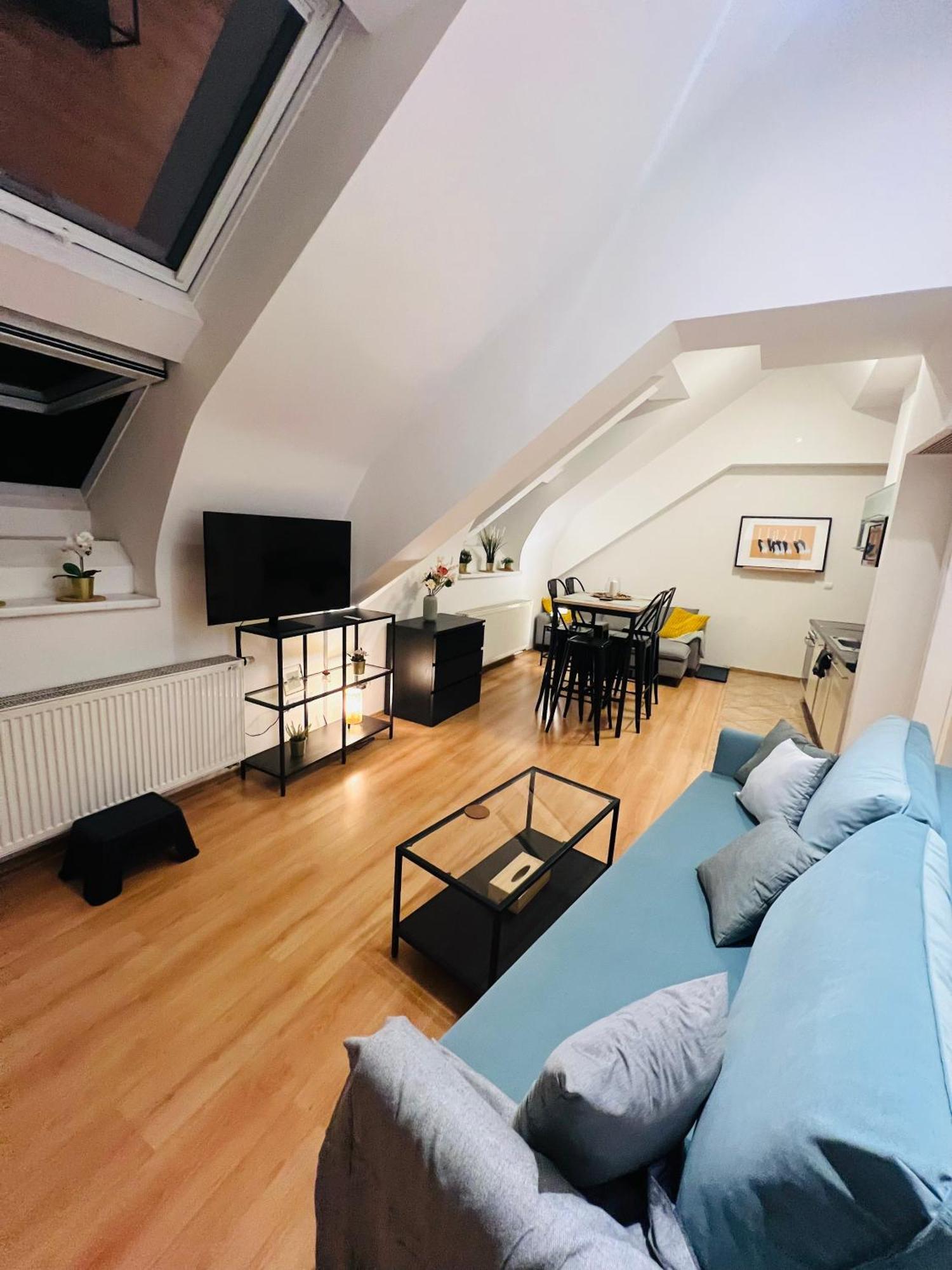 Central, Cozy & Stylish With Views Apartment