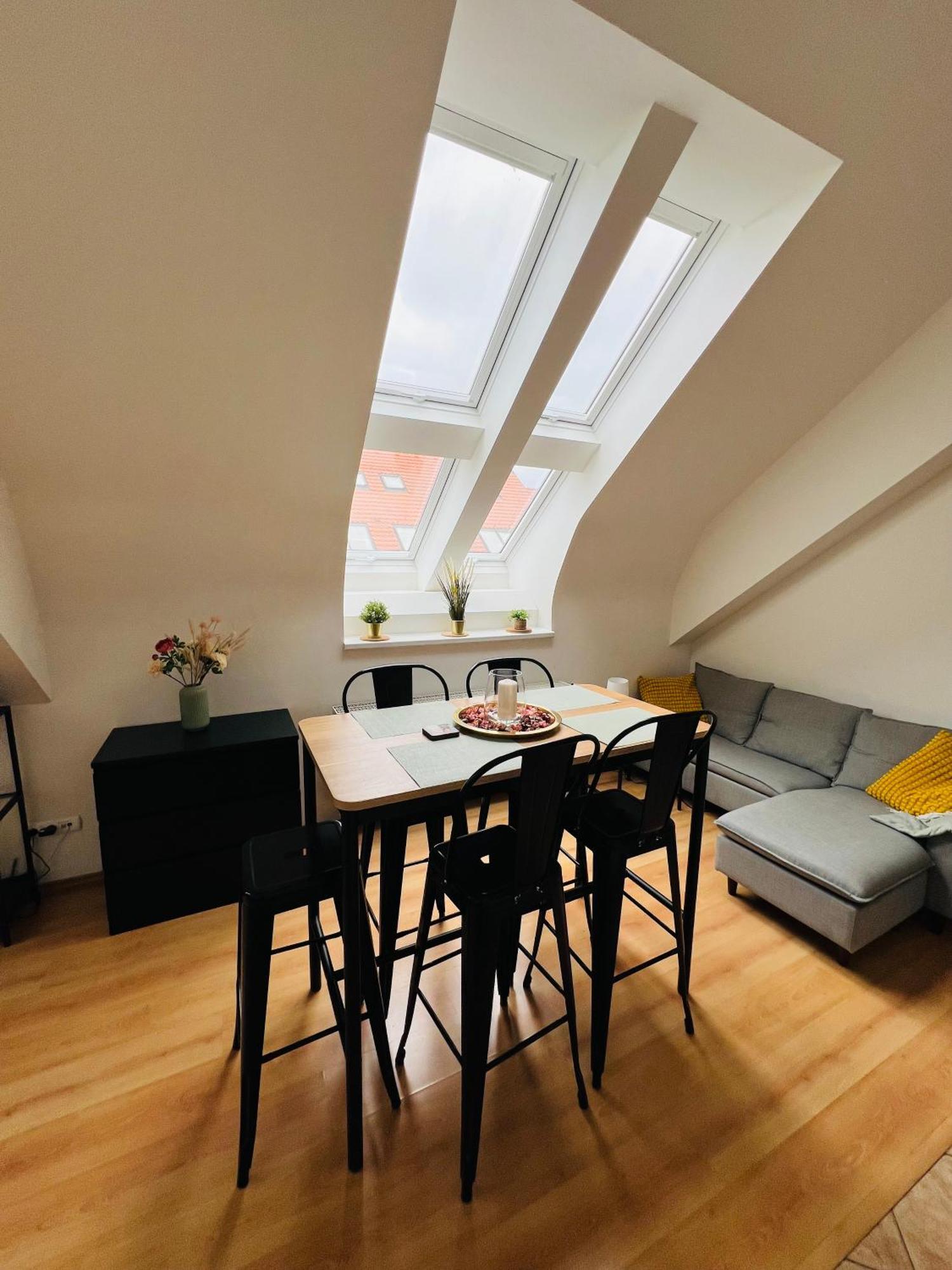 Central, Cozy & Stylish With Views Apartment *