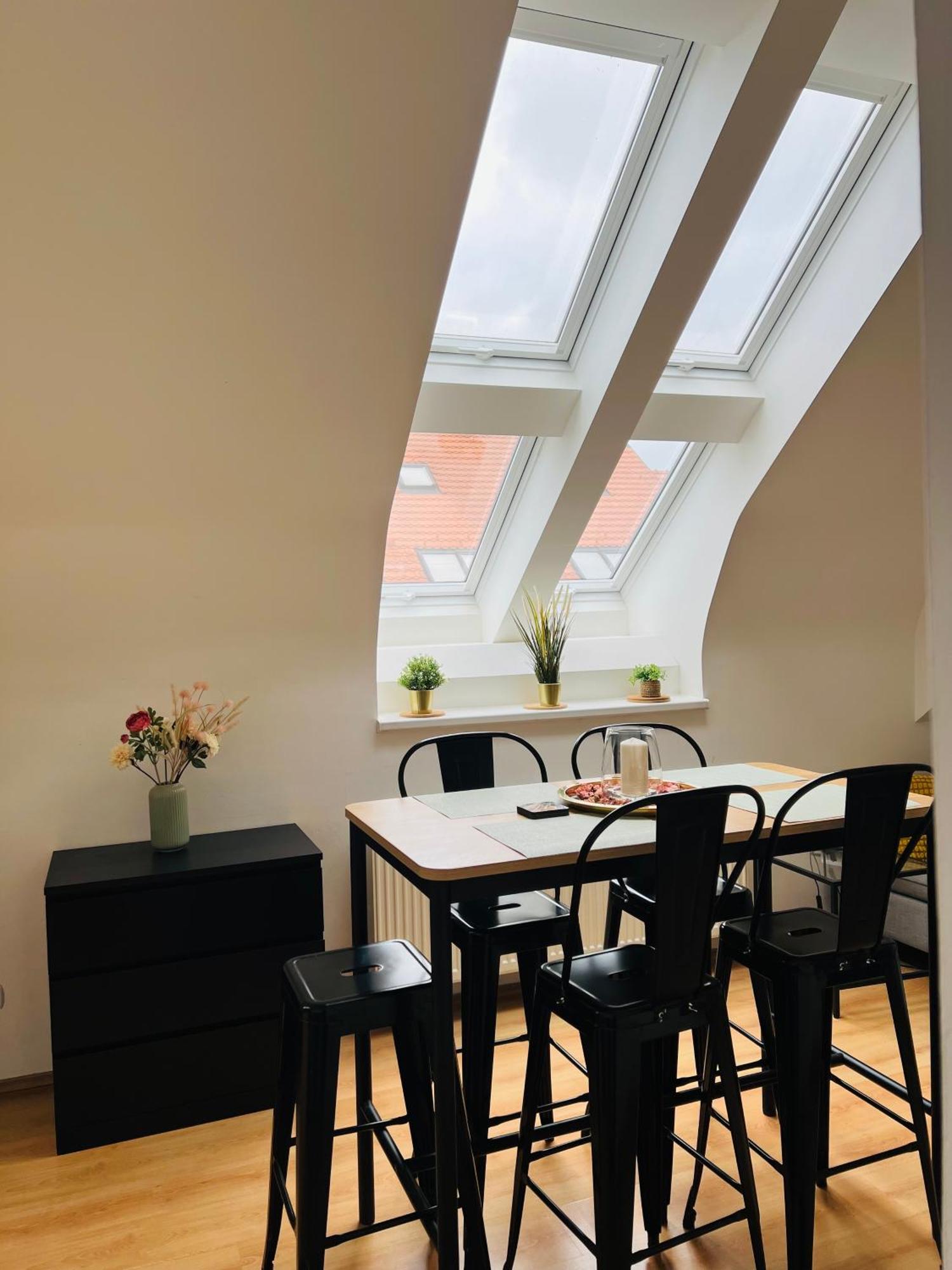 Apartment Central, Cozy & Stylish With Views *