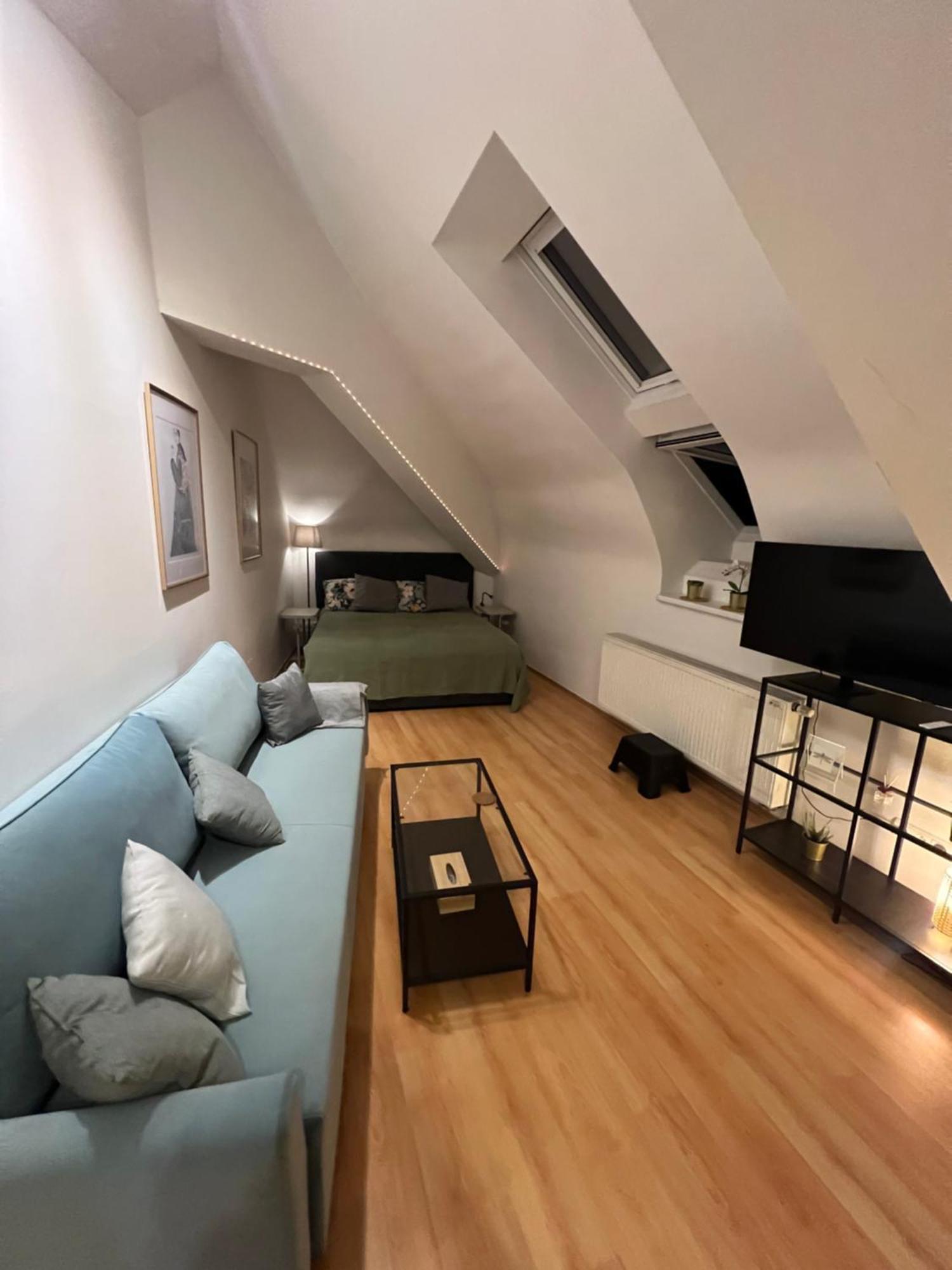 Apartment Central, Cozy & Stylish With Views Prag