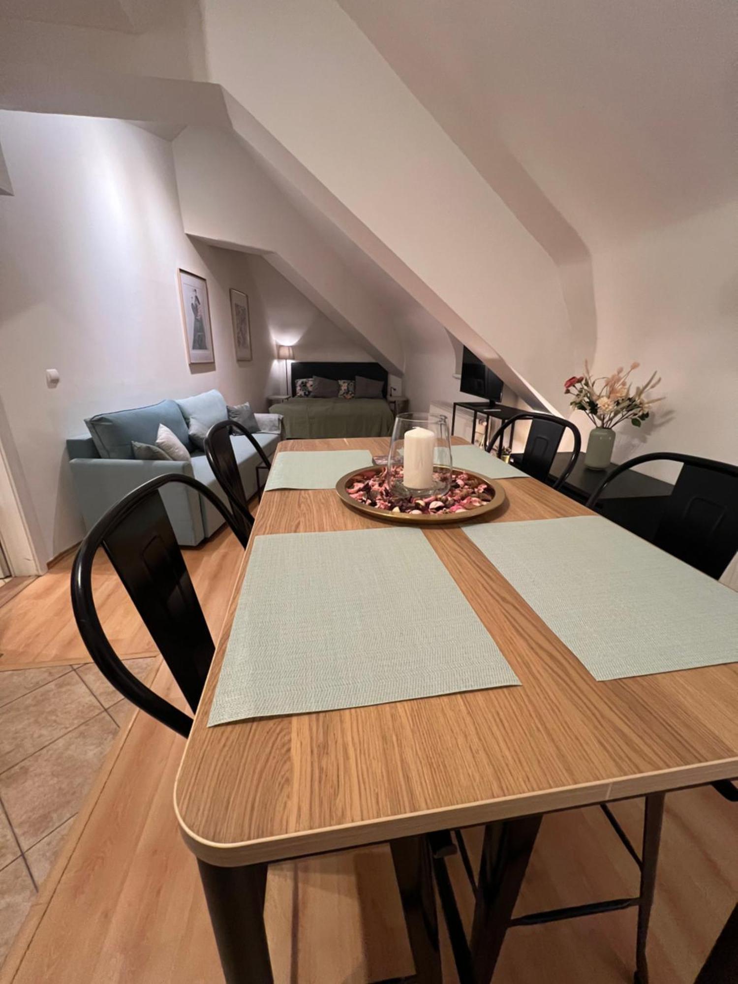 Central, Cozy & Stylish With Views Prag