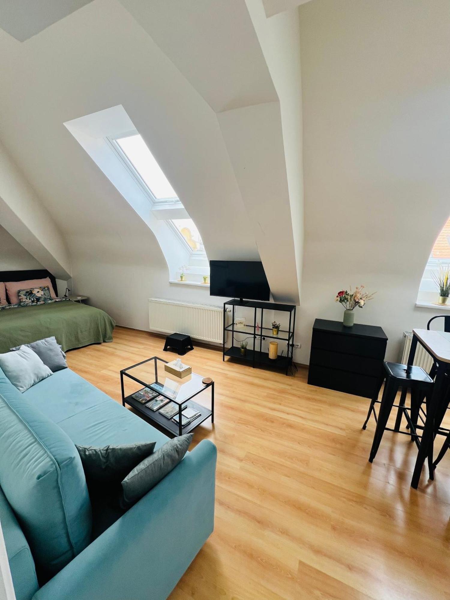 Apartment Central, Cozy & Stylish With Views