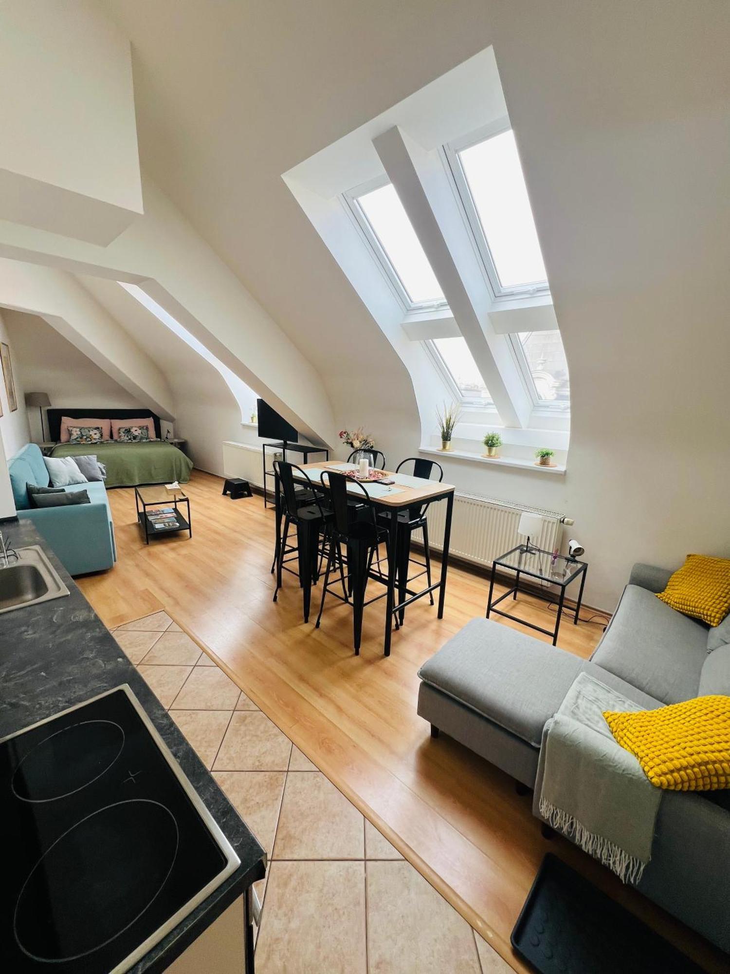 Central, Cozy & Stylish With Views Apartment *